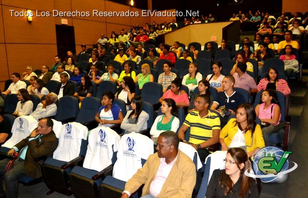 Asistentes a la Conferencia de Michael Miguel Holguín en el teatro Don Bosco de Moca
